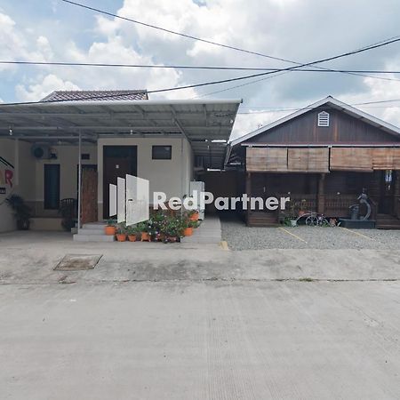 Langkar Guest House Syariah Mitra Reddoorz Samarinda Buitenkant foto